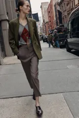 Pantalón tobillero de tiro alto con diseño de cuadros, costuras marcadas en el delantero y espalda, bolsillos laterales de vivo y cierre frontal con cremallera, botón interior y gancho metálico.