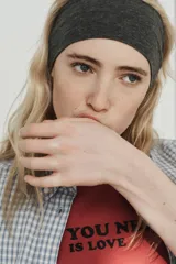 Camiseta de algodón de corte regular, con cuello redondo y manga corta. Presenta un estampado con texto a contraste en el frente y bajo recto.