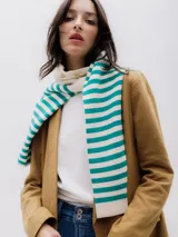 Blazer color marrón claro, con solapas y bolsillos con solapa.