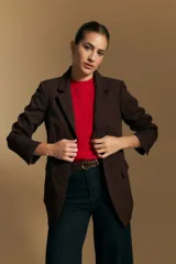 Blazer de corte sastrero con solapas clásicas y estructura definida. Presenta un diseño versátil con silueta ligeramente oversized, ideal para un estilo sofisticado y atemporal.