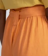 Short de tiro alto confeccionado en mezcla de viscosa y lino en color naranja. Presenta una cintura con pasadores anchos, lazo de ajuste del mismo tejido y bolsillos laterales.