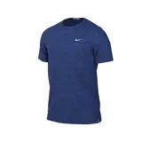 Remera Nike de hombre color azul con diseño jaspeado. Cuenta con mangas cortas, cuello redondo y logo de la marca en el pecho.