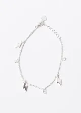 Pulsera plateada con cadena de eslabones y dijes colgantes de rayos y puntos de luz.