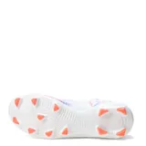 Championes de fútbol Puma Future 8 Play FG, color blanco con detalles gráficos en naranja y azul. Presentan suela con tapones para terreno firme (FG) y logo de la marca en el lateral.