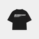 Remera de algodón con corte boxy, color negro, con estampa gráfica en blanco en la parte posterior que incluye el logo de la marca y texto descriptivo.
