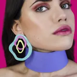 Aros colgantes con formas geométricas irregulares en colores celeste con glitter, rosa y amarillo.