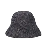 Gorro tipo bucket tejido en punto con diseño de trenzas en relieve y borde reforzado.