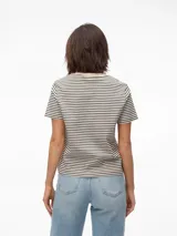 Remera de manga corta con hombros caídos y cuello redondo, confeccionada en tejido de punto de algodón orgánico con diseño de rayas horizontales.