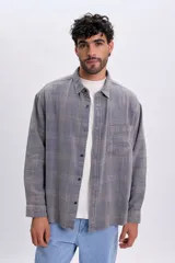 Sobrecamisa de franela color azul con patrón a cuadros, manga larga, bolsillos frontales con solapa y cierre de botones.