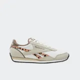 Championes Reebok Classic Az, color blanco y beige con detalles de animal print de leopardo en las franjas laterales. Confeccionados en nylon y gamuza, con suela de goma.