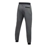 Pantalón de jogging Under Armour, confeccionado en tejido tricot texturizado, con cintura elástica ajustable mediante cordón, bolsillos laterales con cierre y puños elásticos en los tobillos. Presenta el logo de la marca estampado en la pierna.