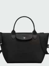 Cartera de mano Longchamp modelo Le Pliage Energy tamaño S, confeccionada en lona de color bordó con detalles en cuero negro. Cuenta con doble asa superior, correa de hombro ajustable y extraíble, cierre principal con cremallera y solapa frontal con broche a presión.