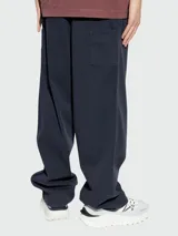 Pantalones cargo de gabardina en color azul marino, con corte recto y diseño funcional.