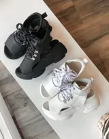 Sandalias negras de cuero vacuno con cordones, plataforma de 4 cm y suela deportiva antideslizante.