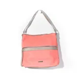 Bandolera de cuero sintético color salmón con detalles en gris. Tiene dos compartimentos con cierre y correa larga regulable.