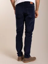 Pantalón de corte regular confeccionado en pana color marrón, con cierre de botón y cremallera, y bolsillos laterales y traseros.