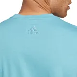 Remera celeste de mangas cortas y cuello redondo, con logo Adidas estampado en blanco en el pecho.