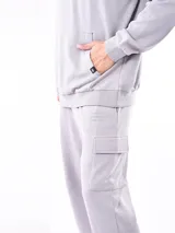 Pantalón de jogging negro con bolsillos laterales tipo cargo, cintura elastizada con cordón ajustable y puños ajustados.