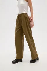 Pantalon de viscosa color verde militar, de corte ancho y tiro medio. Presenta cintura elástica con cordón de ajuste y costuras verticales decorativas en el frente.