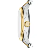 Reloj Fossil modelo Gilmore con caja de 28 mm y malla de acero inoxidable bicolor en tonos plateado y dorado. Presenta una esfera plateada con efecto sunray, índices en números romanos y movimiento de cuarzo de tres agujas.