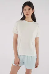 Remera de manga corta y cuello redondo, confeccionada en 100% algodón de color blanco.