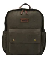 Mochila de canvas encerado color verde militar, con detalles en cuero natural, bolsillo frontal con solapa y broches metálicos, bolsillos laterales y cierre superior con cremallera.