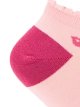 Calcetín corto para mujer de color rosa claro, con talón y puntera en color fucsia. Presenta un borde superior con detalle de ondas y el logo de la marca bordado en el lateral.
