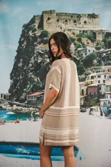 Vestido corto tejido a rayas horizontales en tonos beige y blanco, con cuello redondo y mangas cortas.