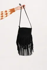 Cartera tipo morral de gamuza negra con diseño de flecos largos en toda la parte frontal. Cuenta con una correa larga y delgada para llevar al hombro o cruzada.