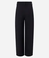 Pantalón de vestir de corte palazzo color negro, con cintura alta, trabillas, cierre tradicional y pliegues.