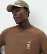 Remera marrón de manga corta con calce comfort y estampa localizada de montaña en el pecho.