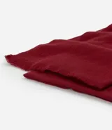 Pañuelo rectangular de color negro, con acabado de mini flecos en los extremos y diseño liso.