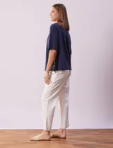Blusa de algodón azul marino, de manga corta amplia, con tajo en el ruedo lateral decorado con botones.