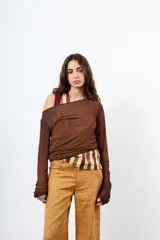 Top de microtul doble de manga larga, con estampa exclusiva geométrica en tonos verdes, escote levemente asimétrico y silueta relajada.