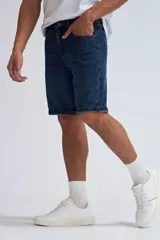 Bermuda de jean azul medio con diseño clásico y dobladillo en las piernas.