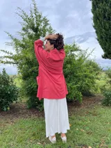 Kimono largo color crema con estampado de lunares marrones, confeccionado en tussor de algodón.