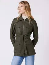 Chaqueta verde militar de eco cuero, marca Baccini, con cuello solapa, cierre frontal y bolsillos aplicados. Incluye cinto de ajuste en la cintura y forro interno a tono.