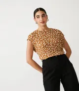 Musculosa de viscosa con estampado animal print de leopardo, cuello redondo y sisas amplias.