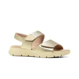 Sandalia casual de cuero Usaflex modelo Ainara, color negro con plataforma baja y plantilla marrón. Cuenta con tiras ajustables con cierre de velcro y el logo de la marca en el empeine.