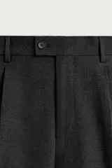 Pantalón de vestir regular fit color negro, con pliegues frontales y cierre con cremallera y botón.