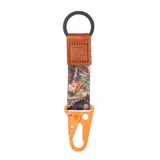 Llavero con cinta de tela estampada de camuflaje y mosquetón de plástico naranja.