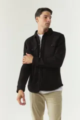 Chaqueta de paño negra con cuello clásico, cierre frontal con botones, bolsillos laterales y bolsillos con solapa en el pecho.