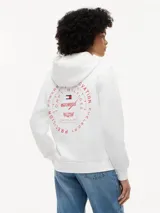 Buzo con capucha de Tommy Hilfiger en colaboración con Cadillac Formula 1 Team. Confeccionado en algodón, presenta un diseño de corte regular con hombros caídos, bolsillo tipo canguro y puños acanalados. En el pecho incluye un gráfico bordado con banderas cruzadas y el logo de la colaboración.