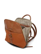 Mochila Hush Puppies modelo Laerke, combinada en cuero sintético liso y gamuza color caramelo. Cuenta con un compartimento principal con cierre, un bolsillo frontal con solapa y hebilla decorativa, y asa superior.
