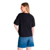 Remera de algodón de corte boxy y ajuste holgado, color negro con lavado enzimático. Presenta cuello redondo, mangas cortas y logo de la marca bordado en el pecho y en la manga izquierda.