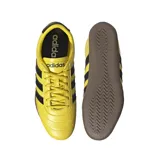 Championes Adidas Grand Court Lo amarillos con las tres tiras laterales en negro y suela marrón. Confeccionados en cuero y material sintético.