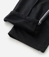 Pantalón deportivo color bordó con rayas blancas laterales, cintura elástica con cordón ajustable, bolsillos laterales y logo pequeño en el muslo.