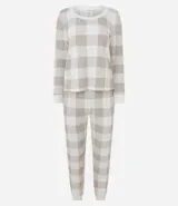 Conjunto de pijama de dos piezas confeccionado en tricot liviano. Incluye una remera de manga larga con escote redondo y un pantalón tipo jogger con cintura elástica y puños ajustados. Presenta un estampado de cuadros en tonos beige y blanco.