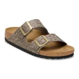 Sandalias Birkenstock modelo Arizona con diseño de dos correas ajustables con hebillas metálicas doradas. Presentan un estampado animal print en tonos gris y taupe, con plantilla anatómica de corcho y suela de goma negra.