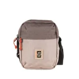 Bolso bandolera pequeño, color beige con detalles en marrón. Presenta logo de la marca en el frente, correa ajustable y cierre con cremallera.